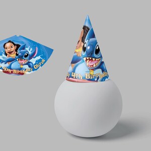 Pu&ograve; includere: Cappello da festa blu e bianco con un'immagine di cartone animato di Stitch e una ragazza su una tavola da surf. Il cappello dice "Happy 4th Birthday Olivia".