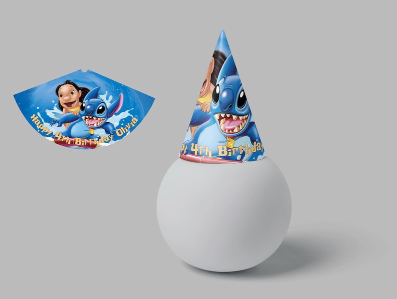 Pu&ograve; includere: Cappello da festa blu e bianco con un'immagine di cartone animato di Stitch e una ragazza su una tavola da surf. Il cappello dice "Happy 4th Birthday Olivia".