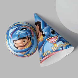 Pu&ograve; includere: Cappello da festa blu e giallo con Stitch e Lilo di Lilo & Stitch della Disney. Il cappello dice "Buon 4&deg; compleanno".