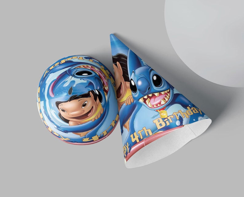 Pu&ograve; includere: Cappello da festa blu e giallo con Stitch e Lilo di Lilo & Stitch della Disney. Il cappello dice "Buon 4&deg; compleanno".