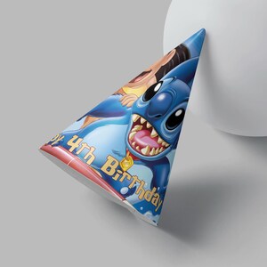 Pu&ograve; includere: Cappello per feste di compleanno blu e giallo con un personaggio dei cartoni animati di Stitch di Lilo & Stitch. Il cappello dice "4th Birthday".