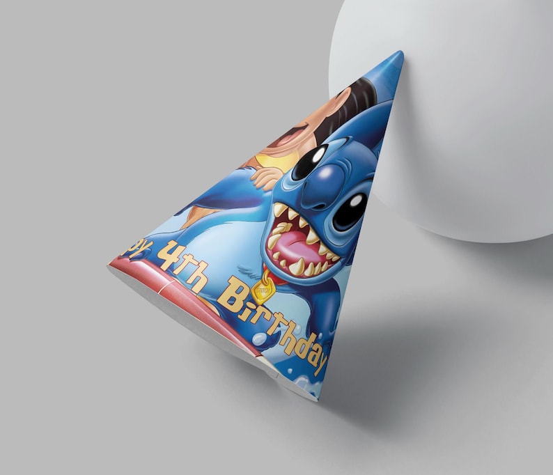 Pu&ograve; includere: Cappello per feste di compleanno blu e giallo con un personaggio dei cartoni animati di Stitch di Lilo & Stitch. Il cappello dice "4th Birthday".