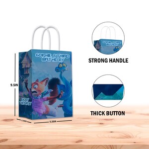 以下が含まれることがあります： 漫画のキツネとヘビのイラストが描かれた、カラフルな誕生日のギフトバッグ。バッグの高さは24.1cm、幅は13.3cm、奥行きは8.3cmです。「Sophie's Third Birthday」と「Enjoy the Party」という文字が入っています。