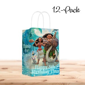 K&ouml;nnte beinhalten: Ein 12er-Pack Geschenkt&uuml;ten mit wei&szlig;en Griffen, die Charaktere aus einem Animationsfilm zeigen. Die T&uuml;ten haben ein farbenfrohes Design mit dem Text "Thanks For Coming" und "Happy 8th Birthday Tina."