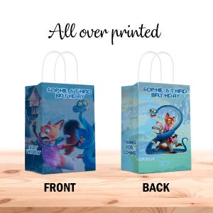 以下が含まれることがあります： 白い持ち手が付いた2つの青いギフトバッグ。バッグの前面には、漫画のキツネと青いヘビが描かれています。テキストは「SOPHIE & THIRD BIRTHDAY」と「ENJOY THE PARTY」と書かれています。バッグの背面には、漫画のウサギとキツネが描かれており、「THANKS FOR COMING」と書かれています。