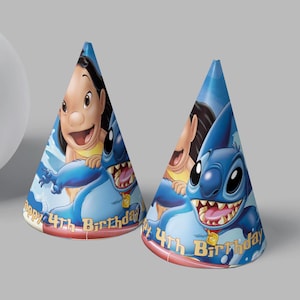 Pu&ograve; includere: Due cappelli da festa blu e gialli con un'immagine di cartone animato di Lilo e Stitch. I cappelli dicono "Happy 4th Birthday".