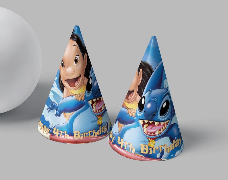 Pu&ograve; includere: Due cappelli da festa blu e gialli con un'immagine di cartone animato di Lilo e Stitch. I cappelli dicono "Happy 4th Birthday".