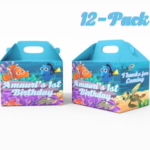 Peut inclure: Un lot de 12 boîtes à dragées bleues et orange sur le thème du film Le Monde de Nemo. Les boîtes représentent Dory, Nemo et une tortue. Les boîtes indiquent "Amauri's 1st Birthday" et "Thanks for Coming".