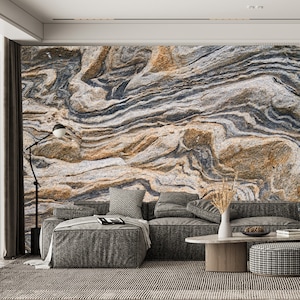 Könnte beinhalten: Ein Wohnzimmer-Interieur mit einem modularen Sofa und einem Couchtisch. Die Wand ist mit einer großflächigen Tapete mit einem wirbelnden Muster in Braun-, Grau- und Schwarztönen versehen, die an eine Felsformation erinnert.