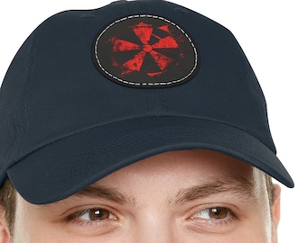 Könnte beinhalten: Eine marineblaue Baseballkappe mit einem roten und schwarzen, abgenutzten Patch, der einen stilisierten achtzackigen Stern zeigt.
