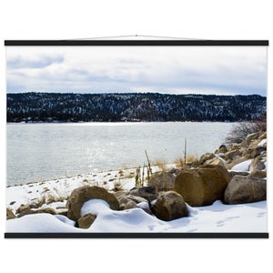 Póster de papel mate premium con percha de día nevado en Big Bear Lake