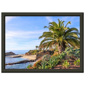 Bellissimo poster con cornice in metallo, carta opaca premium, oasi del deserto con palme, vista sull'oceano