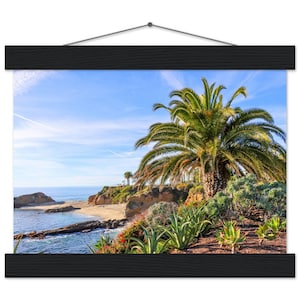 Hermoso póster de papel mate premium con percha, vista al mar, desierto, oasis, palmera