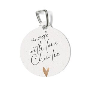 Hecho con amor, Charlie / Etiqueta de identificación personalizada con nombre para perro o gato