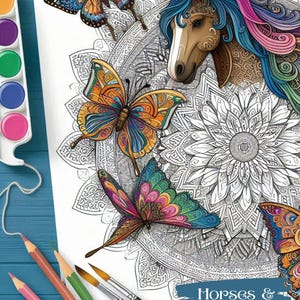 Puede incluir: Ilustración detallada con un caballo de melena colorida y varias mariposas. La obra de arte está parcialmente coloreada con tonos vibrantes, y la frase "Horses & Butterflies" es visible. También hay lápices de colores y pinceles.