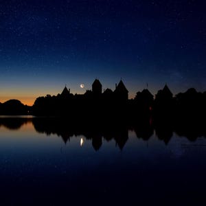 Junger Mond Schloss Poster Druck | Sternenklare Nacht Celestial Wandkunst | Mittelalterliche Mondburg Dekor | Nachthimmel Zuhause Kunstdruck | Digitaler Download