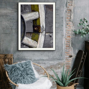 Plakat Mossy Rustic Wagon Wheel | Mossy Rustic Wall Art | Wystrój domu w stylu vintage | Dekoracja domu w stylu zachodnim | Retro Wooden Cart Wheel