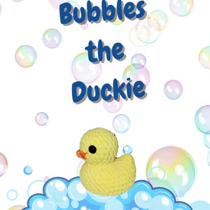 Peut inclure: Un canard en crochet jaune assis dans un bain moussant bleu avec le texte "Bubbles the Duckie" et "@NanasHookNook" sur un fond blanc avec des bulles colorées.