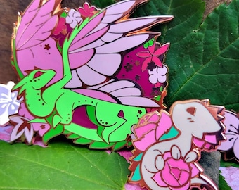 Frühlingsdrache Rosendrache Emaille Pin - Die Jahreszeitenblume rosa Schmetterlingsdrache