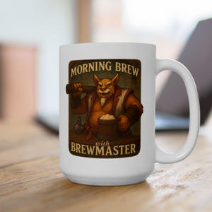 Puede incluir: Taza de cerámica blanca con una ilustración de dibujos animados de una criatura peluda sosteniendo una taza de cerveza. El texto en la taza dice "Morning Brew with Brewmaster".