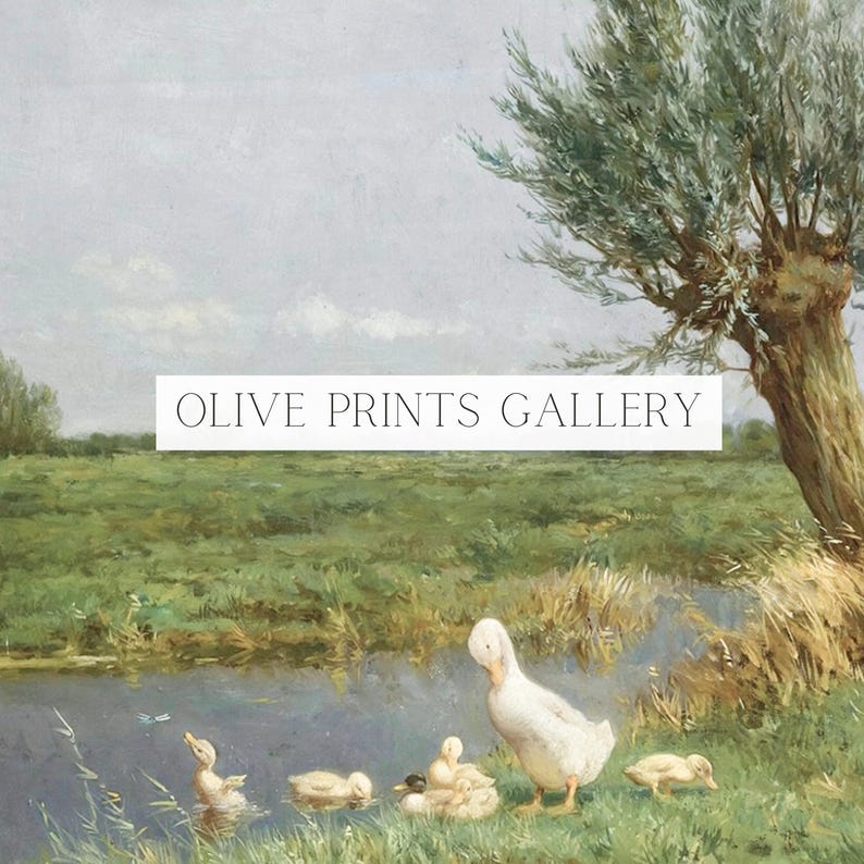 Op de afbeelding: Een schilderij van een witte eend en eendjes in een vijver. De eenden bevinden zich in een grasrijk gebied met een wilg op de achtergrond. De tekst "OLIVE PRINTS GALLERY" staat bovenaan de afbeelding.