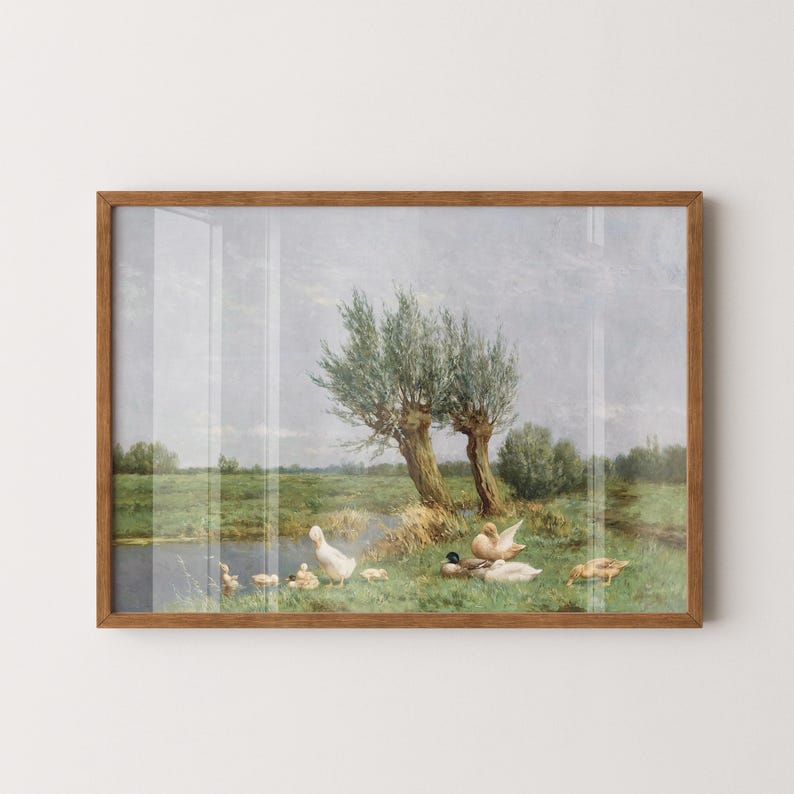 Op de afbeelding: Een schilderij van een landschap met twee wilgenbomen op de voorgrond en een groep eenden in een vijver. De lucht is lichtblauw met witte wolken. De bomen zijn groen en de vijver is blauw. De eenden zijn wit en bruin.