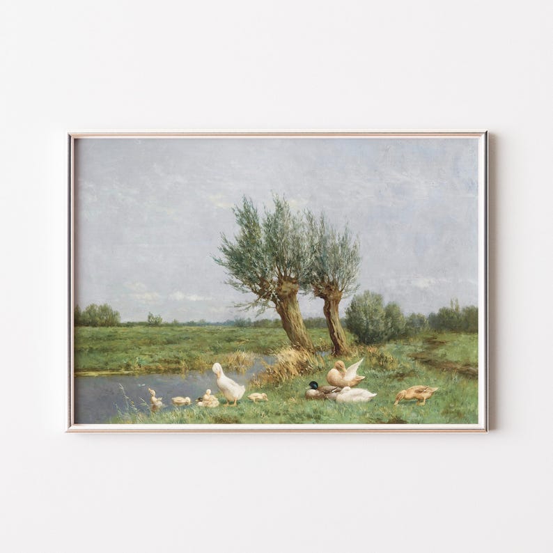 Op de afbeelding: Een schilderij van een groep eenden in een grasveld bij een vijver. De eenden zijn wit en bruin, en er zijn twee wilgenbomen op de achtergrond. De lucht is lichtblauw met wat wolken.