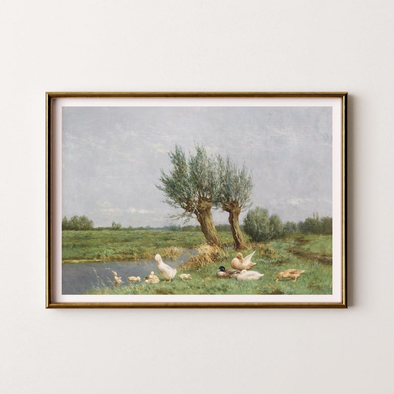 Op de afbeelding: Een schilderij van een landelijk landschap met een vijver en een groep eenden. De eenden zijn wit en bruin en zwemmen in de vijver. Er zijn twee wilgenbomen op de achtergrond. De lucht is lichtblauw met wat wolken.