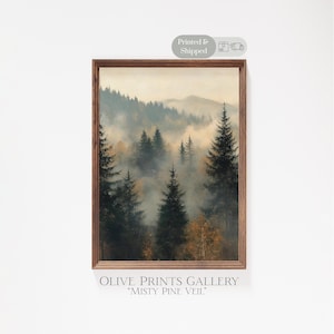 Puede incluir: Una impresión de arte mural rectangular vertical en un marco de madera oscura que muestra un paisaje de pinos perennes envueltos en una espesa niebla matutina. La escena presenta tonos verdes y marrones suaves con luz difusa entre los árboles.