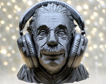 Puede incluir: Un busto negro de Albert Einstein con auriculares negros. La escultura tiene rasgos faciales detallados, incluyendo arrugas, bigote y una ligera sonrisa. El fondo está borroso con luces bokeh.