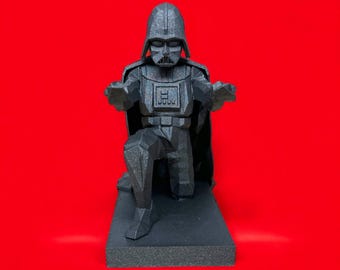 Puede incluir: Una figura negra de Darth Vader impresa en 3D arrodillada sobre una base negra. La figura está hecha de un material texturizado y tiene un diseño detallado.