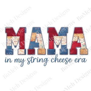 Może przedstawiać: Projekt graficzny ze słowem "MAMA" w czerwonych, białych i niebieskich literach patchworkowych, z frazą "in my string cheese era" w kursywie poniżej. Projekt znajduje się na białym tle.