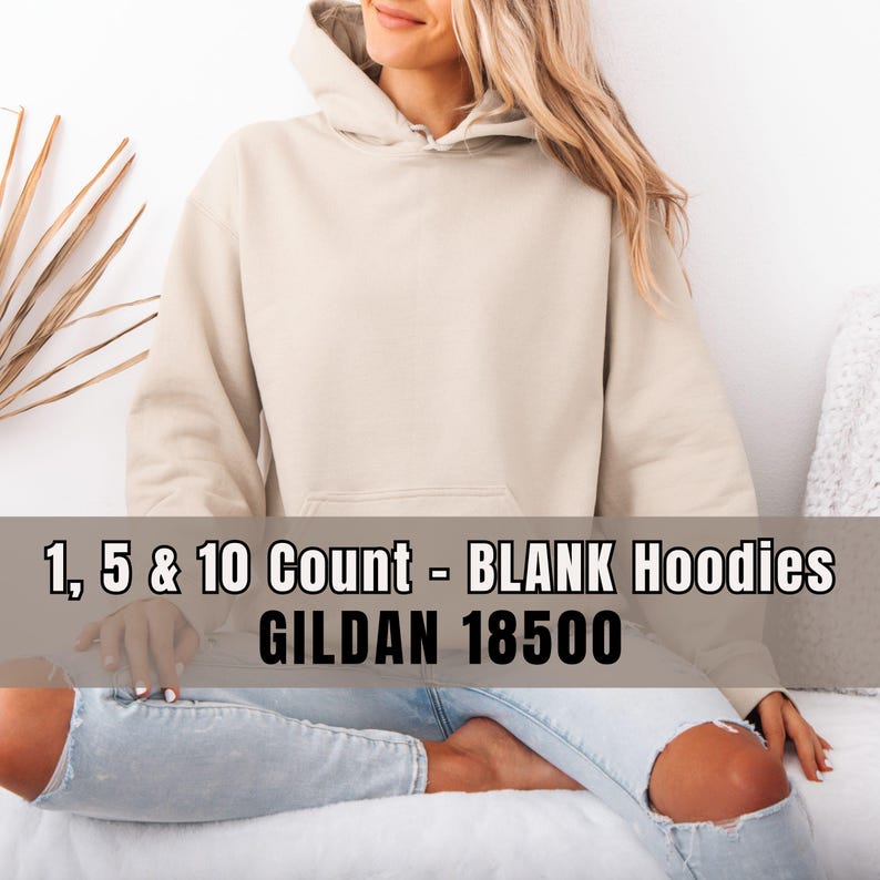 Pu&ograve; includere: Una felpa con cappuccio Gildan 18500 beige con cappuccio e tasca frontale. L'immagine include il testo "1, 5 & 10 Count - BLANK Hoodies" e "GILDAN 18500". La felpa con cappuccio &egrave; mostrata su una persona che indossa jeans blu chiaro.