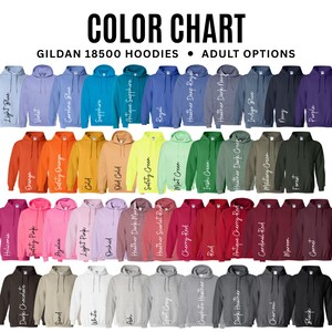 Op de afbeelding: Kleurenkaart van Gildan 18500 hoodies in diverse kleuren, waaronder lichtblauw, oranje, saffier en rood. De tekst "COLOR CHART" en "ADULT OPTIONS" staan bovenaan. De hoodies zijn in rijen gerangschikt.