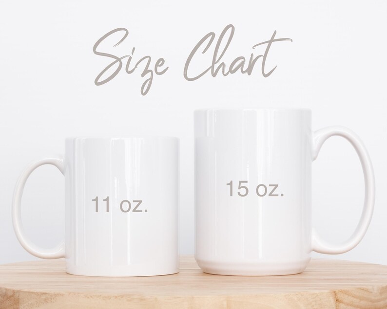 Puede incluir: Dos tazas de cer&aacute;mica blancas, una etiquetada "11 oz." y la otra "15 oz.", est&aacute;n sobre una superficie de madera de color claro. El texto "Size Chart" est&aacute; encima de las tazas. Las tazas tienen un asa en el lado derecho.