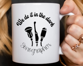 Taza de café divertida para ecografista - Diseño de doble cara - 11 oz - Lo hacemos en la oscuridad - Tecnología de ultrasonido - Tecnología vascular - Cardiología