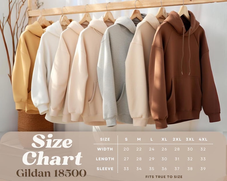 Op de afbeelding: Een display van zes hoodies in verschillende neutrale kleuren, waaronder geel, cr&egrave;me, beige, grijs, bruin en donkerbruin, hangend aan houten hangers. Een maattabel voor Gildan 18500 wordt hieronder weergegeven.