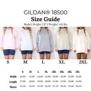 Op de afbeelding: Een maattabel voor Gildan 18500 hoodies. De gids toont modellen die hoodies dragen in verschillende kleuren en maten, van S tot 2XL. Afmetingen worden gegeven in cm voor breedte, lengte en mouwlengte.
