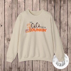 Dieses GiGi Runs on Dunkin Sweatshirt | Kaffee-Donut-Grafik-Rundhalsausschnitt