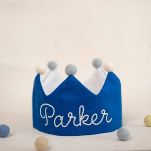 Corona ricamata a mano per compleanni di neonati e bambini / regalo personalizzato per la festa del primo compleanno / corona di lino personalizzata