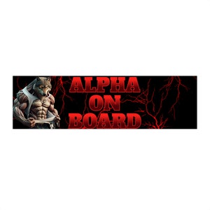 Puede incluir: Una calcomanía para coche negra y roja con una criatura parecida a un lobo y el texto "ALPHA ON BOARD".