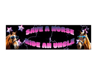 Divertida pegatina para parachoques con el mensaje "Salva a un caballo, monta a un tío" - Meme de humor negro de la generación Z