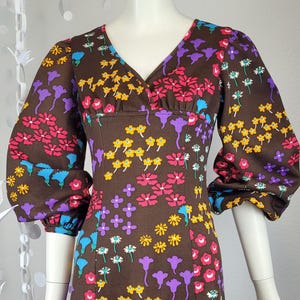 Vintage 70er Jahre Maxi Kleid | Boho Hippie Flower Power Blumen Print Kleid | Empire-Taille mit Puffärmeln Braun Mehrfarbig | Feiner Cottagecore