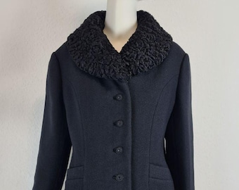 Cappotto vintage Jolie Modèle in lana bouclé anni '50 con collo in vera pelliccia di agnello persiano, giacca a ruota di metà secolo, in perfette condizioni