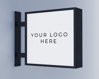 Könnte beinhalten: Ein schwarzes Schild mit weißem Hintergrund und dem Text "YOUR LOGO HERE" an einer Wand montiert.