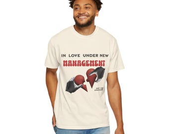 OMFAMNA KÄRLEKEN: Upplyftande unik grafisk t-shirt - Rolig - Cool - Hjärtliga designer - Trendig stil - Snygg - Kärlek - För förälskade par