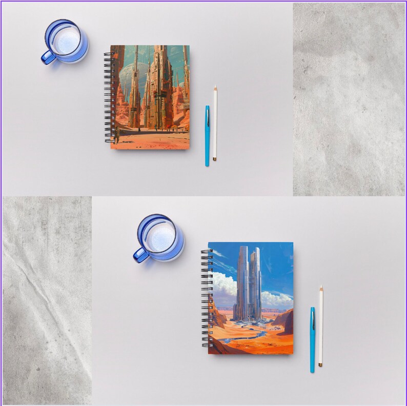 Op de afbeelding: Twee spiraalgebonden notitieboekjes met kleurrijke omslagen met futuristische stadsgezichten. De omslagen zijn een mix van oranje, bruin, blauw en wit. De notitieboekjes liggen op een wit oppervlak met een blauwe glazen beker en een wit potlood.