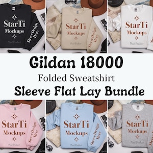 Pu&ograve; includere: Un set di felpe Gildan 18000 piegate in nero, beige, rosa chiaro, blu chiaro e grigio. Ogni felpa ha il testo "StarTi Mockups" stampato sul davanti con una forma di diamante e il testo "Sleeve Design Here" stampato sulla manica.