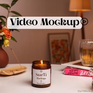 Puede incluir: Una vela de vidrio marrón con una etiqueta blanca que dice "StarTi Mockups Real Product" y una mecha encendida. La vela está sobre una superficie blanca con un porta incienso de madera y un libro rosa.