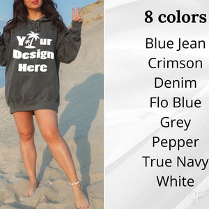 Puede incluir: Una sudadera con capucha gris antracita de gran tama&ntilde;o con un gr&aacute;fico de palmera blanca y el texto "Yur Design Here". La sudadera con capucha se muestra en una modelo de pie en una playa de arena. La sudadera con capucha est&aacute; disponible en 8 colores: Blue Jean, Crimson, Denim, Flo Blue, Grey, Pepper, True Navy y White.